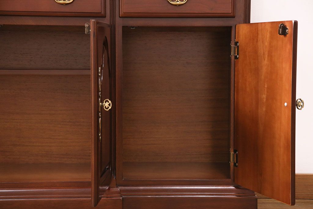 新古　未使用　ベルギー輸入家具　艶やかで美しい木肌が魅力的な照明付きのキャビネット(定価約49万円)(収納棚、飾り棚)(R-049378)