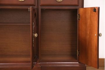 新古　未使用　ベルギー輸入家具　艶やかで美しい木肌が魅力的な照明付きのキャビネット(定価約49万円)(収納棚、飾り棚)(R-049378)