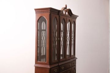 新古　未使用　ベルギー輸入家具　艶やかで美しい木肌が魅力的な照明付きのキャビネット(定価約49万円)(収納棚、飾り棚)(R-049378)