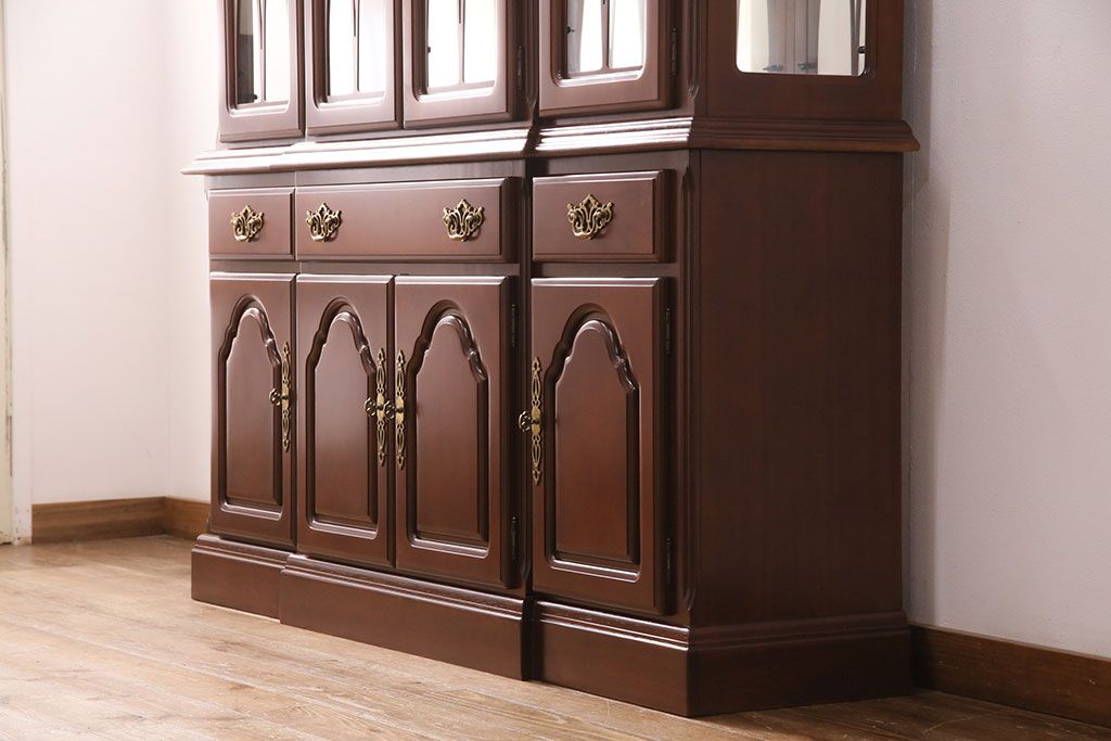 新古　未使用　ベルギー輸入家具　艶やかで美しい木肌が魅力的な照明付きのキャビネット(定価約49万円)(収納棚、飾り棚)(R-049378)