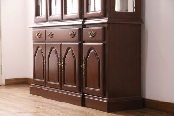 新古　未使用　ベルギー輸入家具　艶やかで美しい木肌が魅力的な照明付きのキャビネット(定価約49万円)(収納棚、飾り棚)(R-049378)