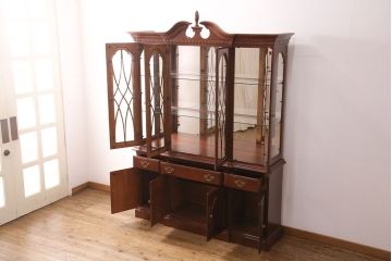 新古　未使用　ベルギー輸入家具　艶やかで美しい木肌が魅力的な照明付きのキャビネット(定価約49万円)(収納棚、飾り棚)(R-049378)