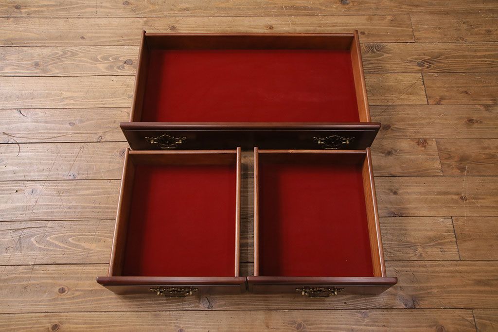 新古　未使用　ベルギー輸入家具　艶やかで美しい木肌が魅力的な照明付きのキャビネット(定価約49万円)(収納棚、飾り棚)(R-049378)