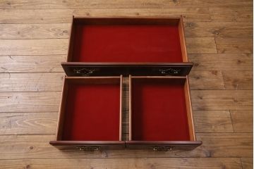 新古　未使用　ベルギー輸入家具　艶やかで美しい木肌が魅力的な照明付きのキャビネット(定価約49万円)(収納棚、飾り棚)(R-049378)