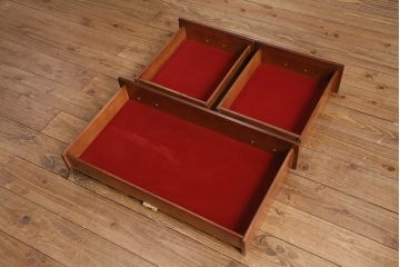 新古　未使用　ベルギー輸入家具　艶やかで美しい木肌が魅力的な照明付きのキャビネット(定価約49万円)(収納棚、飾り棚)(R-049378)