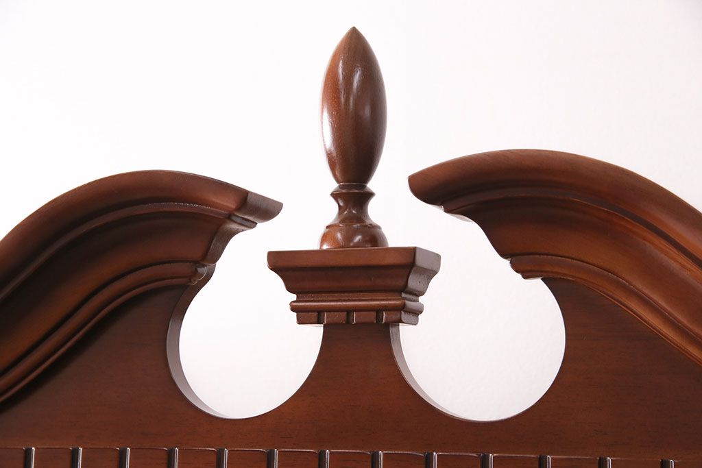 新古　未使用　ベルギー輸入家具　艶やかで美しい木肌が魅力的な照明付きのキャビネット(定価約49万円)(収納棚、飾り棚)(R-049378)