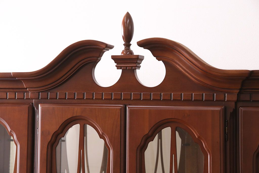 新古　未使用　ベルギー輸入家具　艶やかで美しい木肌が魅力的な照明付きのキャビネット(定価約49万円)(収納棚、飾り棚)(R-049378)