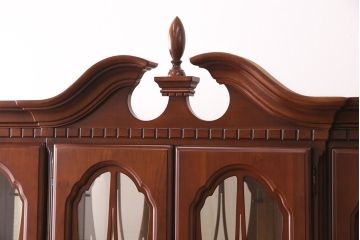 新古　未使用　ベルギー輸入家具　艶やかで美しい木肌が魅力的な照明付きのキャビネット(定価約49万円)(収納棚、飾り棚)(R-049378)