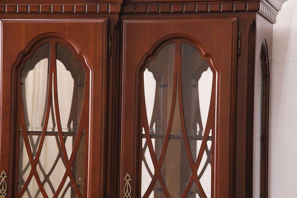 新古　未使用　ベルギー輸入家具　艶やかで美しい木肌が魅力的な照明付きのキャビネット(定価約49万円)(収納棚、飾り棚)(R-049378)