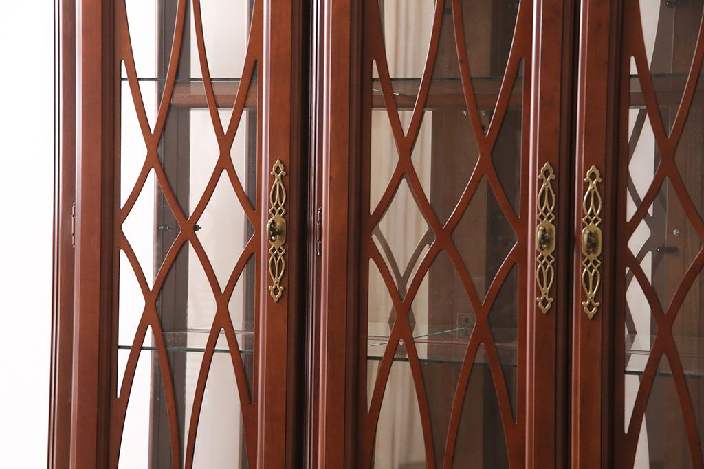 新古　未使用　ベルギー輸入家具　艶やかで美しい木肌が魅力的な照明付きのキャビネット(定価約49万円)(収納棚、飾り棚)(R-049378)