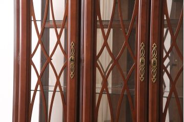 新古　未使用　ベルギー輸入家具　艶やかで美しい木肌が魅力的な照明付きのキャビネット(定価約49万円)(収納棚、飾り棚)(R-049378)