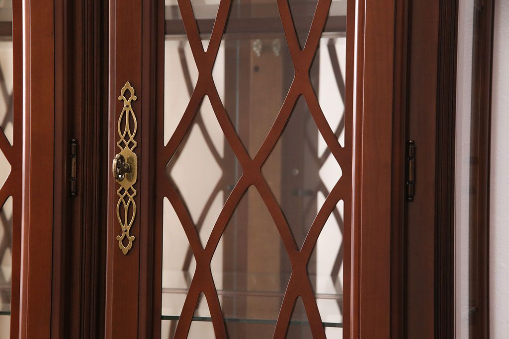 新古　未使用　ベルギー輸入家具　艶やかで美しい木肌が魅力的な照明付きのキャビネット(定価約49万円)(収納棚、飾り棚)(R-049378)