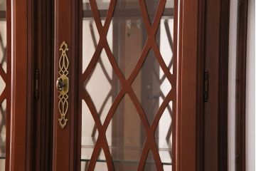 新古　未使用　ベルギー輸入家具　艶やかで美しい木肌が魅力的な照明付きのキャビネット(定価約49万円)(収納棚、飾り棚)(R-049378)