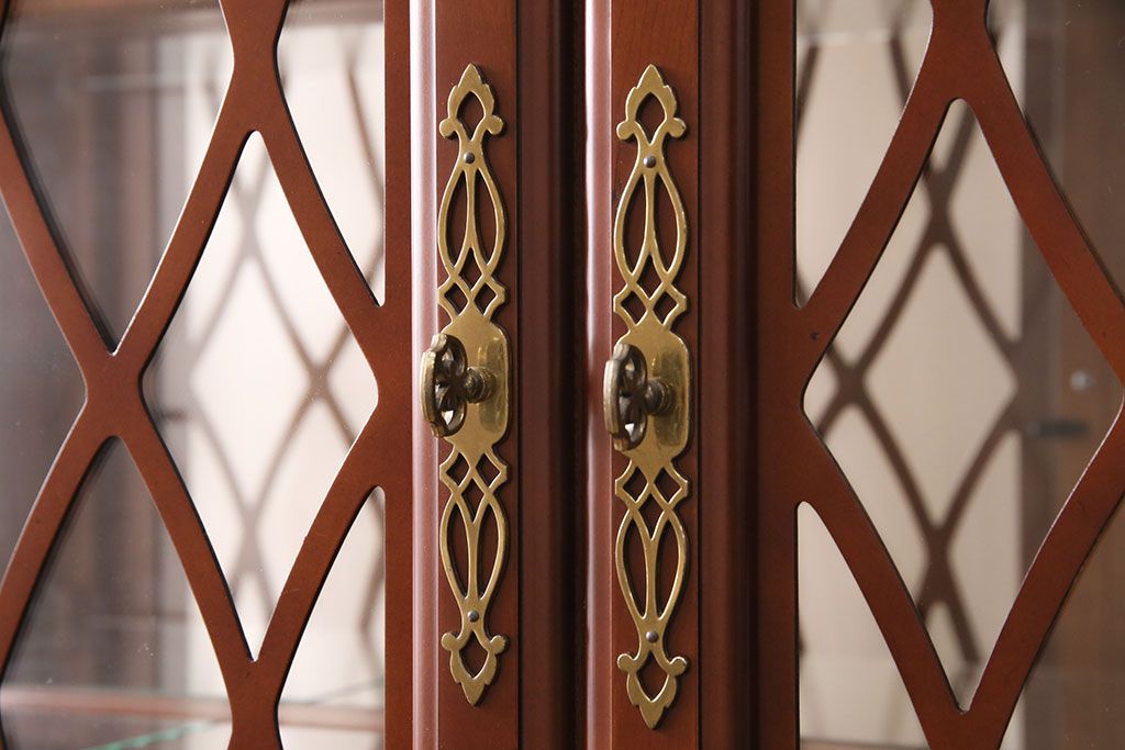 新古　未使用　ベルギー輸入家具　艶やかで美しい木肌が魅力的な照明付きのキャビネット(定価約49万円)(収納棚、飾り棚)(R-049378)