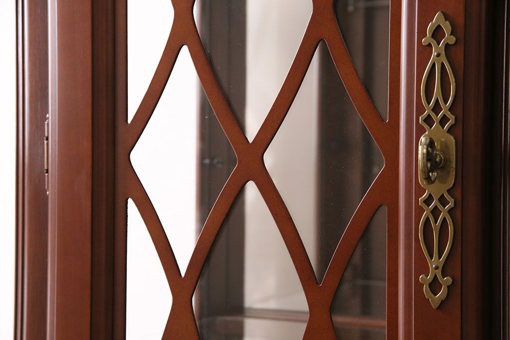 新古　未使用　ベルギー輸入家具　艶やかで美しい木肌が魅力的な照明付きのキャビネット(定価約49万円)(収納棚、飾り棚)(R-049378)