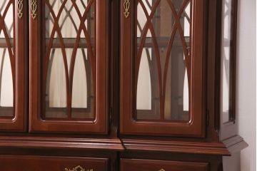 新古　未使用　ベルギー輸入家具　艶やかで美しい木肌が魅力的な照明付きのキャビネット(定価約49万円)(収納棚、飾り棚)(R-049378)