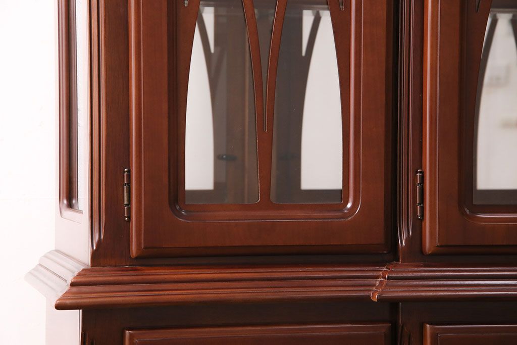 新古　未使用　ベルギー輸入家具　艶やかで美しい木肌が魅力的な照明付きのキャビネット(定価約49万円)(収納棚、飾り棚)(R-049378)