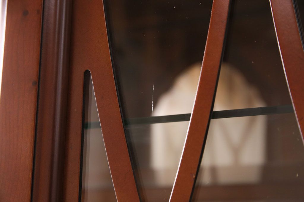 新古　未使用　ベルギー輸入家具　艶やかで美しい木肌が魅力的な照明付きのキャビネット(定価約49万円)(収納棚、飾り棚)(R-049378)