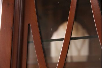 新古　未使用　ベルギー輸入家具　艶やかで美しい木肌が魅力的な照明付きのキャビネット(定価約49万円)(収納棚、飾り棚)(R-049378)