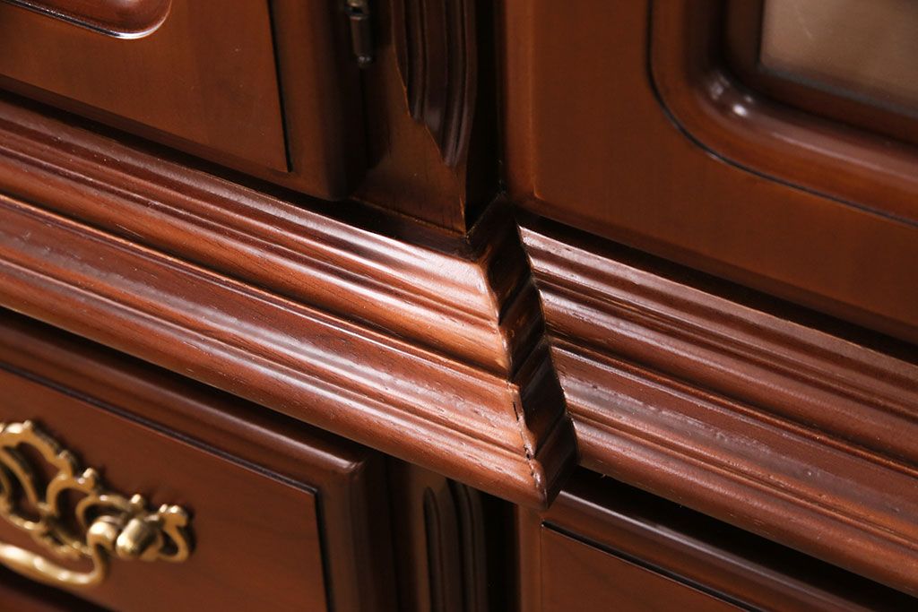 新古　未使用　ベルギー輸入家具　艶やかで美しい木肌が魅力的な照明付きのキャビネット(定価約49万円)(収納棚、飾り棚)(R-049378)