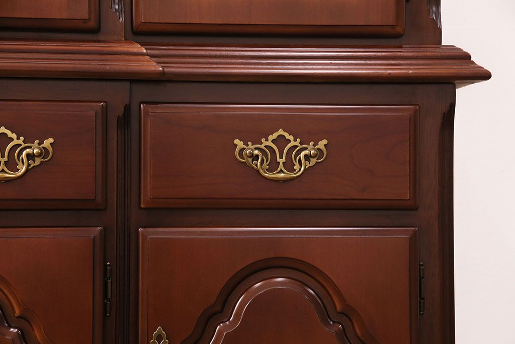 新古　未使用　ベルギー輸入家具　艶やかで美しい木肌が魅力的な照明付きのキャビネット(定価約49万円)(収納棚、飾り棚)(R-049378)