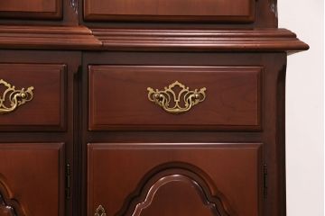 新古　未使用　ベルギー輸入家具　艶やかで美しい木肌が魅力的な照明付きのキャビネット(定価約49万円)(収納棚、飾り棚)(R-049378)