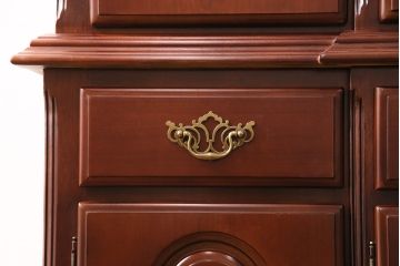 新古　未使用　ベルギー輸入家具　艶やかで美しい木肌が魅力的な照明付きのキャビネット(定価約49万円)(収納棚、飾り棚)(R-049378)