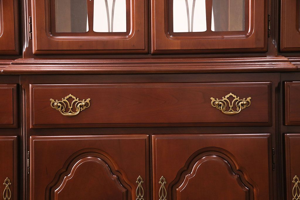 新古　未使用　ベルギー輸入家具　艶やかで美しい木肌が魅力的な照明付きのキャビネット(定価約49万円)(収納棚、飾り棚)(R-049378)