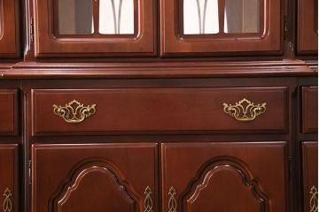 新古　未使用　ベルギー輸入家具　艶やかで美しい木肌が魅力的な照明付きのキャビネット(定価約49万円)(収納棚、飾り棚)(R-049378)