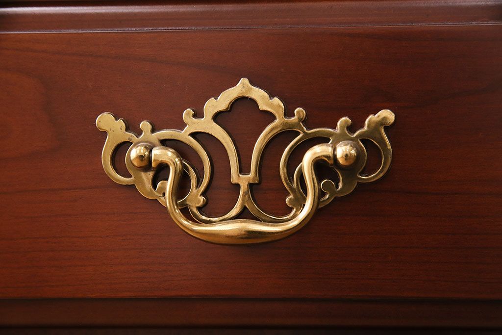 新古　未使用　ベルギー輸入家具　艶やかで美しい木肌が魅力的な照明付きのキャビネット(定価約49万円)(収納棚、飾り棚)(R-049378)