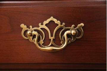 新古　未使用　ベルギー輸入家具　艶やかで美しい木肌が魅力的な照明付きのキャビネット(定価約49万円)(収納棚、飾り棚)(R-049378)