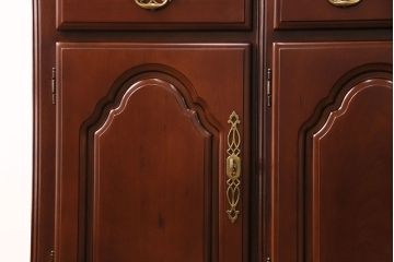 新古　未使用　ベルギー輸入家具　艶やかで美しい木肌が魅力的な照明付きのキャビネット(定価約49万円)(収納棚、飾り棚)(R-049378)