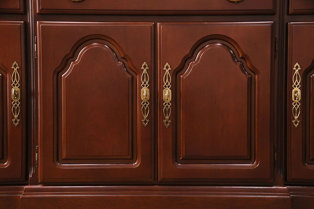 新古　未使用　ベルギー輸入家具　艶やかで美しい木肌が魅力的な照明付きのキャビネット(定価約49万円)(収納棚、飾り棚)(R-049378)