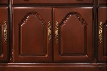 新古　未使用　ベルギー輸入家具　艶やかで美しい木肌が魅力的な照明付きのキャビネット(定価約49万円)(収納棚、飾り棚)(R-049378)