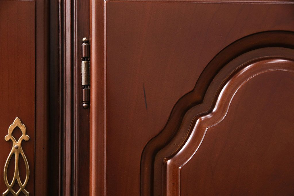 新古　未使用　ベルギー輸入家具　艶やかで美しい木肌が魅力的な照明付きのキャビネット(定価約49万円)(収納棚、飾り棚)(R-049378)