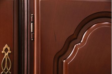 新古　未使用　ベルギー輸入家具　艶やかで美しい木肌が魅力的な照明付きのキャビネット(定価約49万円)(収納棚、飾り棚)(R-049378)