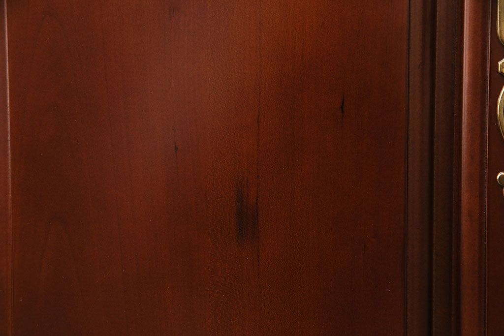 新古　未使用　ベルギー輸入家具　艶やかで美しい木肌が魅力的な照明付きのキャビネット(定価約49万円)(収納棚、飾り棚)(R-049378)