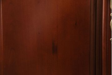 新古　未使用　ベルギー輸入家具　艶やかで美しい木肌が魅力的な照明付きのキャビネット(定価約49万円)(収納棚、飾り棚)(R-049378)