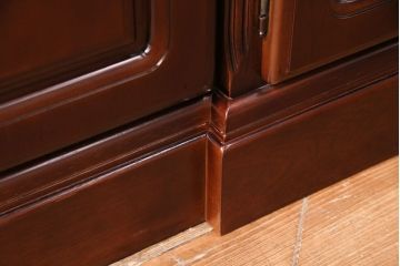 新古　未使用　ベルギー輸入家具　艶やかで美しい木肌が魅力的な照明付きのキャビネット(定価約49万円)(収納棚、飾り棚)(R-049378)