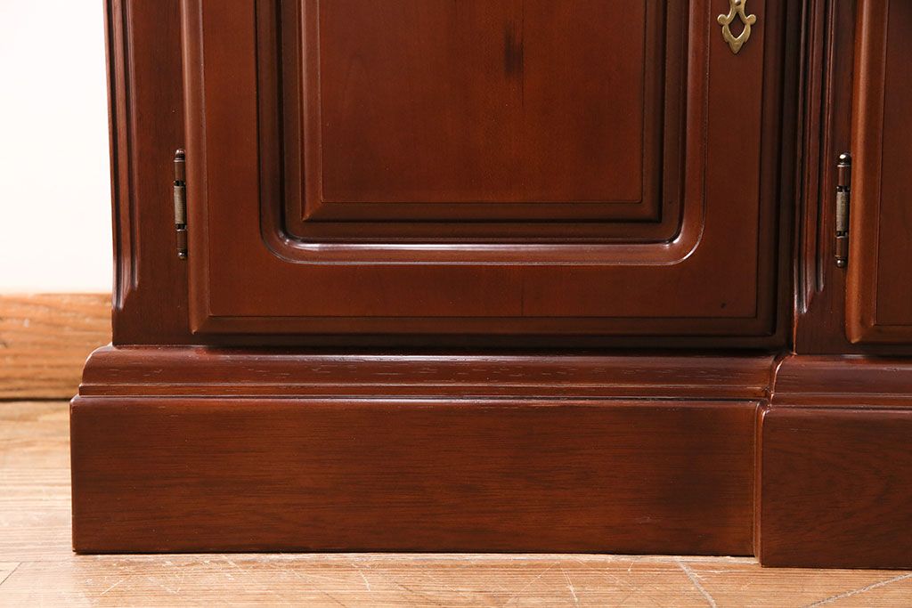 新古　未使用　ベルギー輸入家具　艶やかで美しい木肌が魅力的な照明付きのキャビネット(定価約49万円)(収納棚、飾り棚)(R-049378)