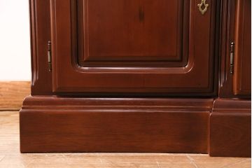 新古　未使用　ベルギー輸入家具　艶やかで美しい木肌が魅力的な照明付きのキャビネット(定価約49万円)(収納棚、飾り棚)(R-049378)