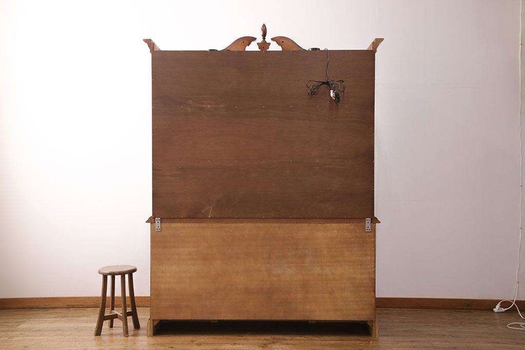 新古　未使用　ベルギー輸入家具　艶やかで美しい木肌が魅力的な照明付きのキャビネット(定価約49万円)(収納棚、飾り棚)(R-049378)