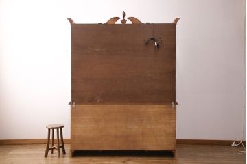 新古　未使用　ベルギー輸入家具　艶やかで美しい木肌が魅力的な照明付きのキャビネット(定価約49万円)(収納棚、飾り棚)(R-049378)