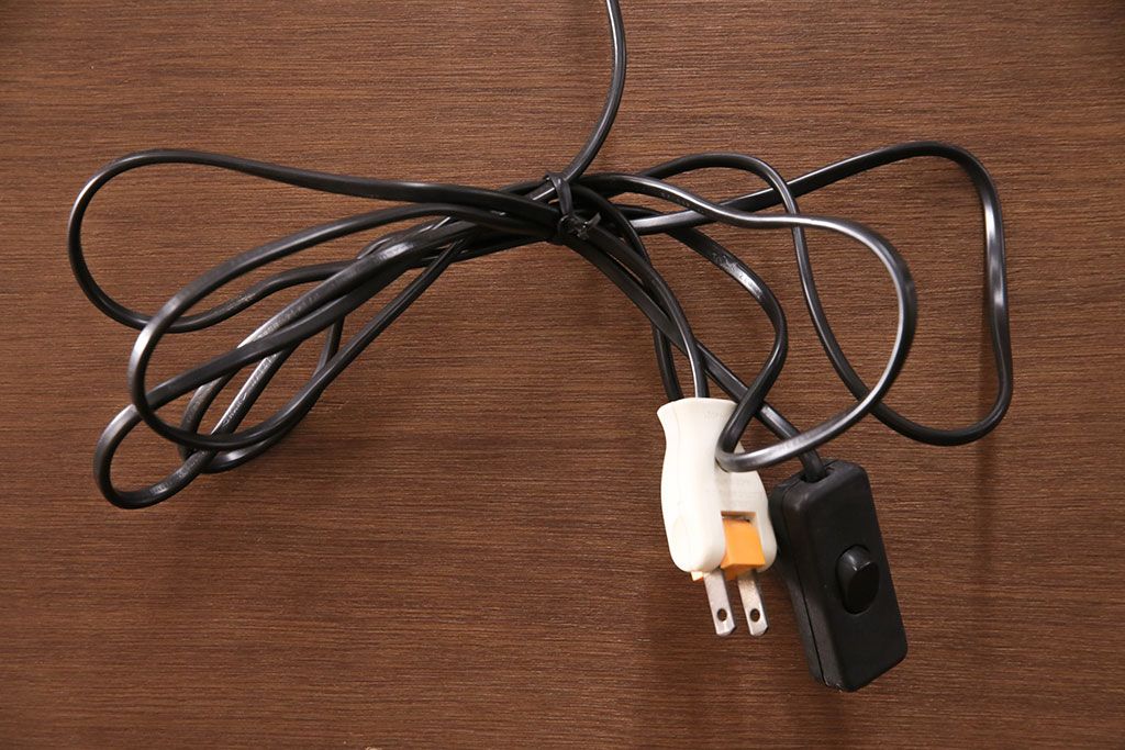 新古　未使用　ベルギー輸入家具　艶やかで美しい木肌が魅力的な照明付きのキャビネット(定価約49万円)(収納棚、飾り棚)(R-049378)