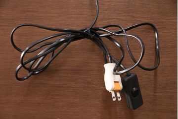 新古　未使用　ベルギー輸入家具　艶やかで美しい木肌が魅力的な照明付きのキャビネット(定価約49万円)(収納棚、飾り棚)(R-049378)