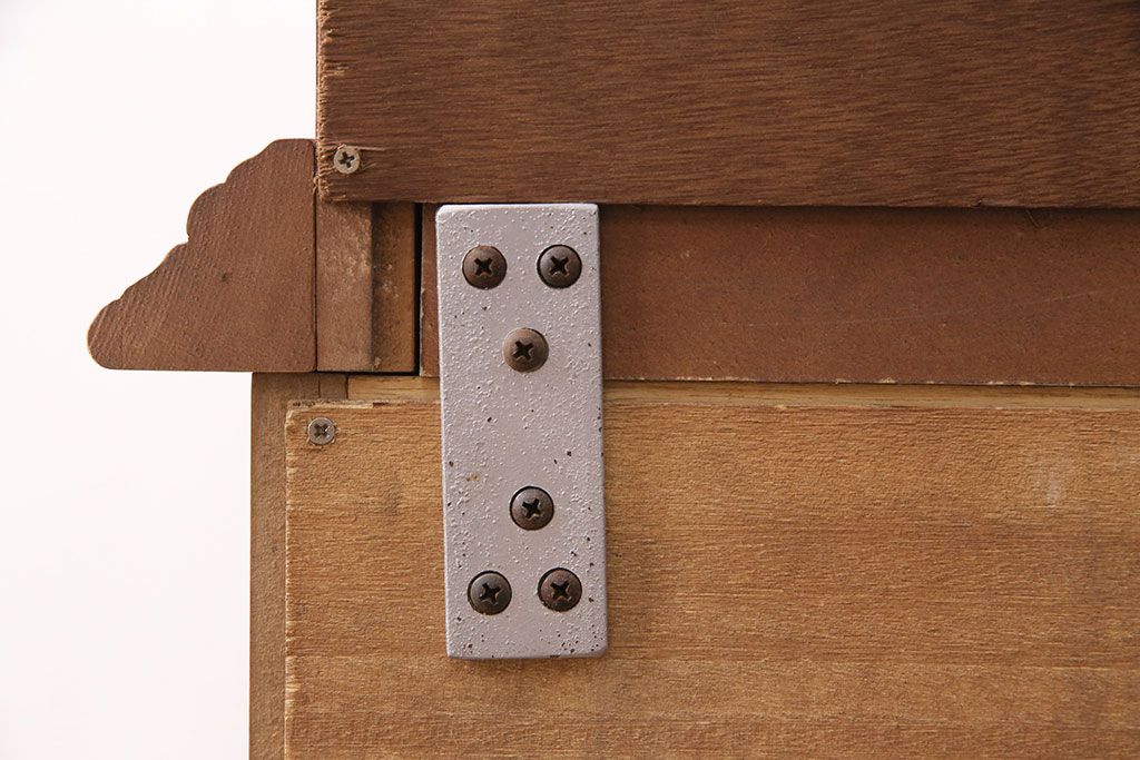 新古　未使用　ベルギー輸入家具　艶やかで美しい木肌が魅力的な照明付きのキャビネット(定価約49万円)(収納棚、飾り棚)(R-049378)