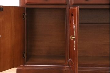 新古品　ベルギー輸入家具　艶やかで美しい木肌が魅力的な照明付きのキャビネット(定価約49万円)(収納棚、飾り棚)(R-049378)