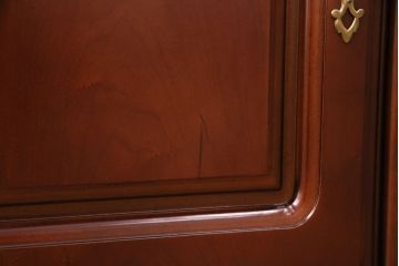 新古品　ベルギー輸入家具　艶やかで美しい木肌が魅力的な照明付きのキャビネット(定価約49万円)(収納棚、飾り棚)(R-049378)