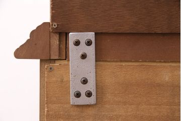 新古品　ベルギー輸入家具　艶やかで美しい木肌が魅力的な照明付きのキャビネット(定価約49万円)(収納棚、飾り棚)(R-049378)