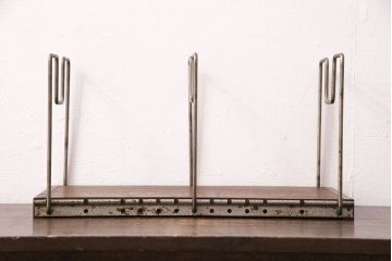 和製アンティーク　昭和中期　ナラ材　アイアンの質感がかっこいい!レトロな雰囲気漂う本立て(ブックスタンド)(R-049379)